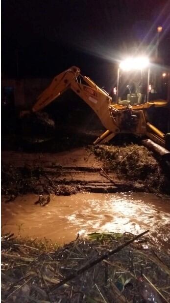 Maquinaria pesada trabajando anoche en loteo La Noria.