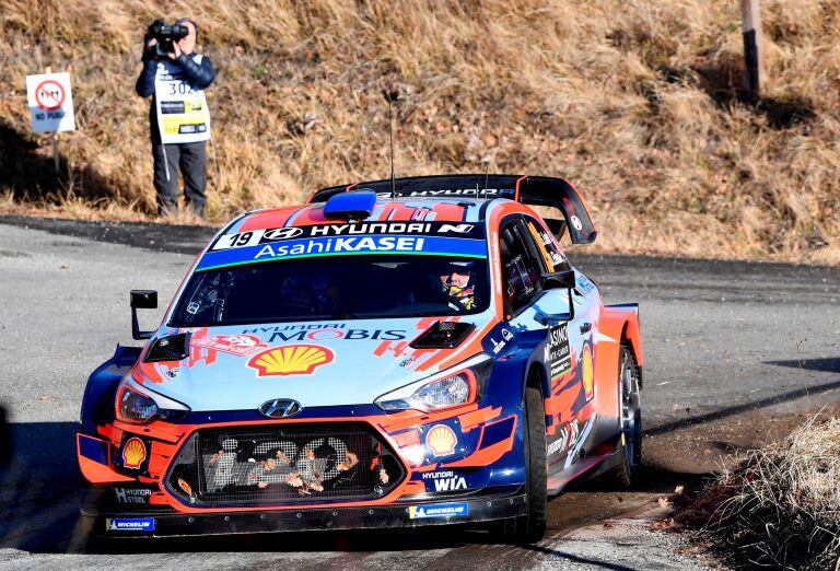 El múltiple campeón francés Sebastien Loeb, junto con Daniel Elena -nacido en Mónaco-, a bordo del Hyundai i20 WRC. Harán seis fechas este año; después de Montercarlo, Suecia y Francia, las únicas confirmadas.