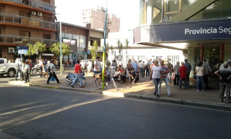 Largas filas en las entidades bancarias de Tucumán.