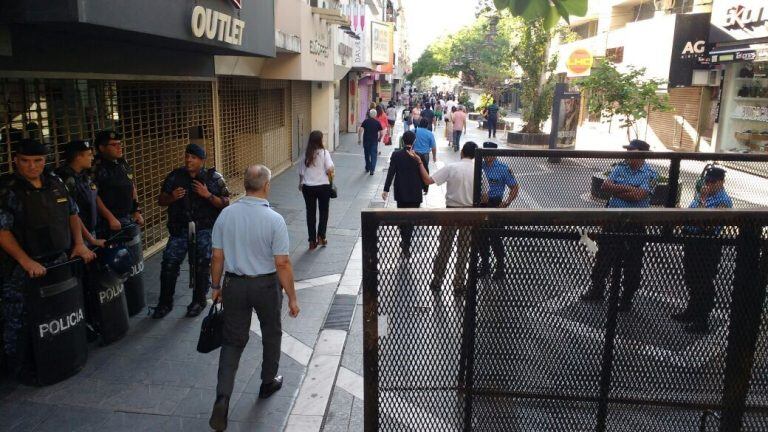 Las sesiones en la Legislatura arrancan con Schiaretti en el discurso y la queja de los comerciantes por el operativo de seguridad.