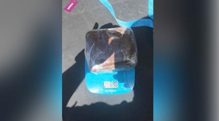 El vehículo llevaba oculto un paquete con 690 gramos de cocaína (Policía de La Pampa)