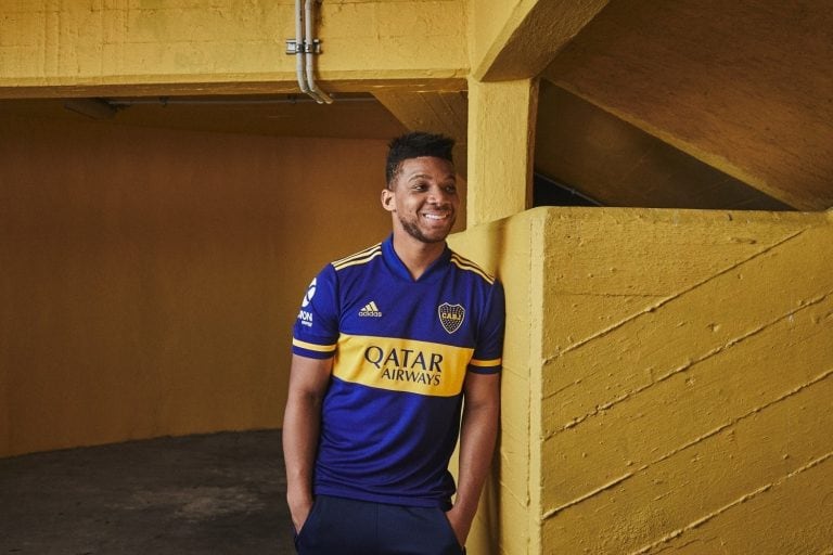 Fabra y el modelo titular de la nueva camiseta de Boca.