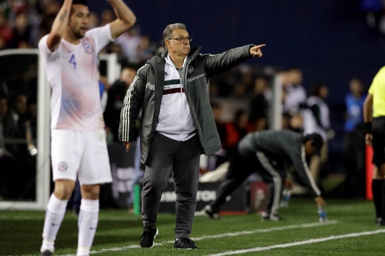 Diego elogió el debut del Tata Martino al frente del seleccionado de México (Foto: AP /Gregory Bull)