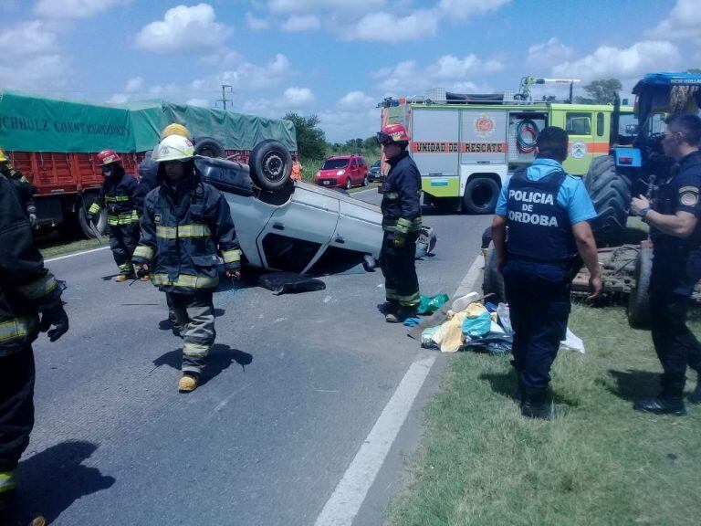 Accidente entre un Renault 19 y un tractor en Ruta 19 Arroyito