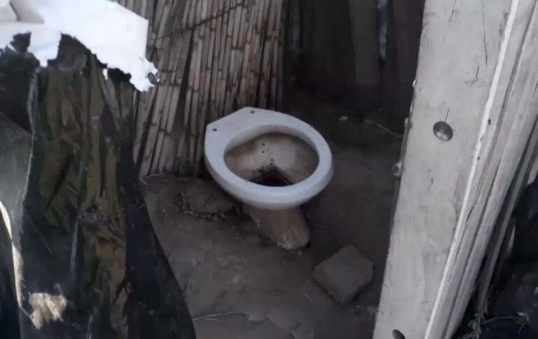 Este es el precario baño de Sonia. Desde el municipio aseguran que van a construirle uno nuevo.