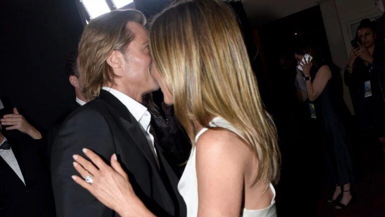 La foto cara con cara de Brad Pitt y Jennifer Aniston que esperanzó a sus seguidores (Foto: Vivien Killilea / GETTY IMAGES NORTH AMERICA / AFP)