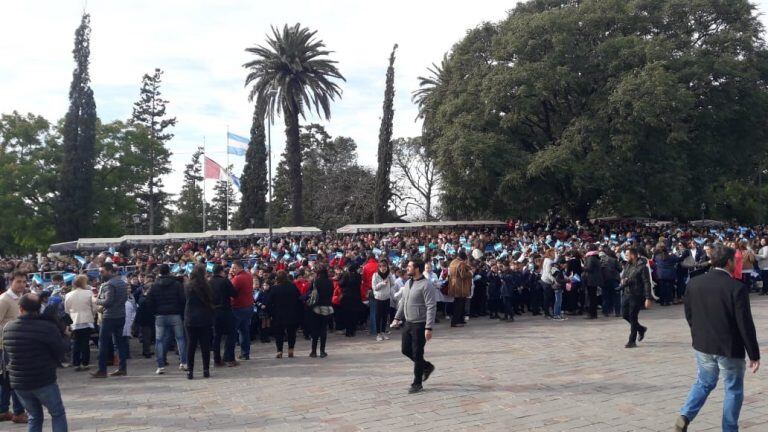 La comunidad festeja el Día de la Bandera en la Explanada del Museo Jesuítica.