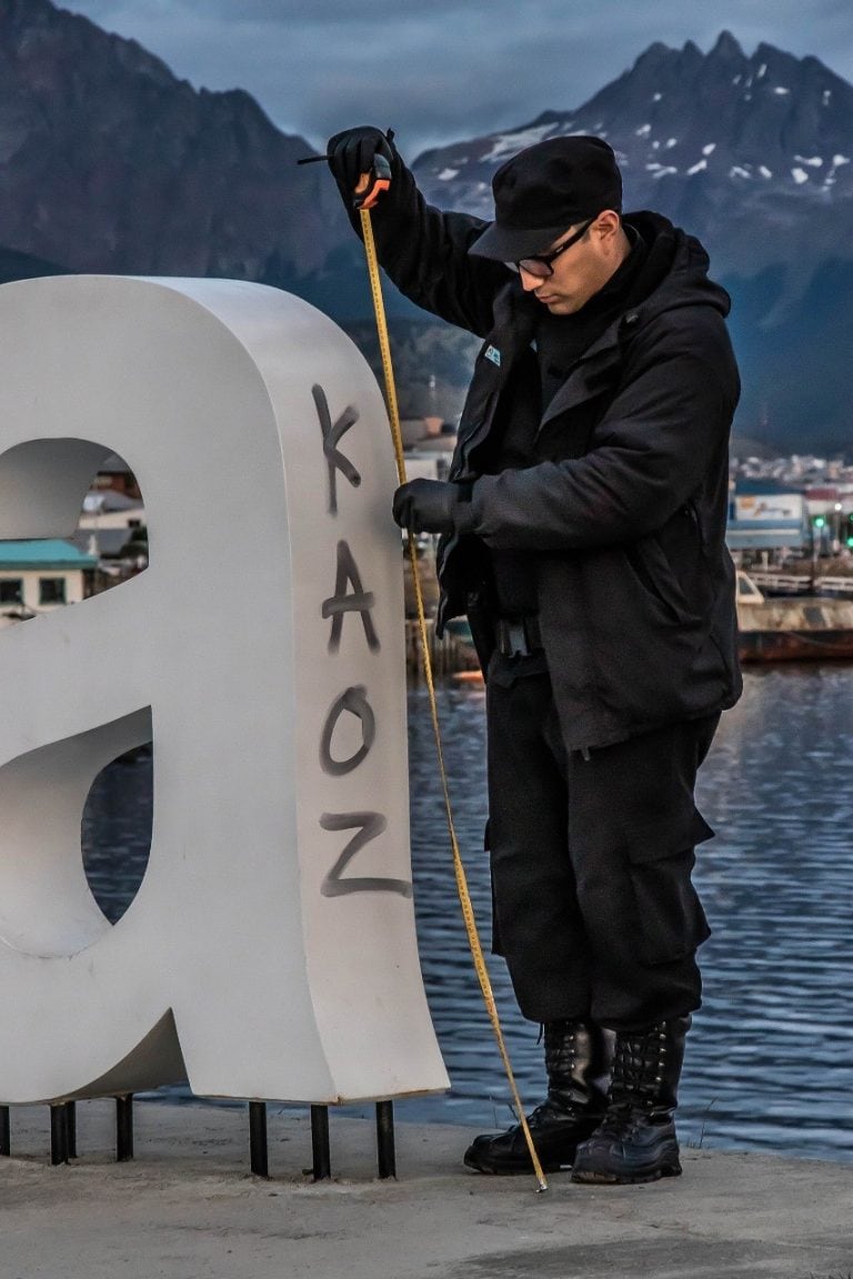 Vandalismo en el cartel de Ushuaia.