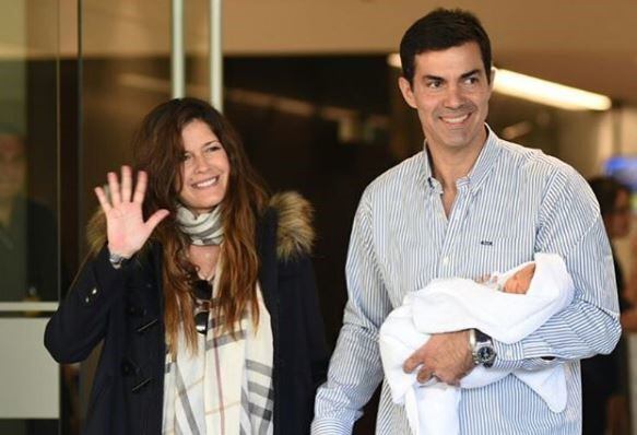 Isabel Macedo y Juan Manuel Urtubey junto a su hija "Belita"