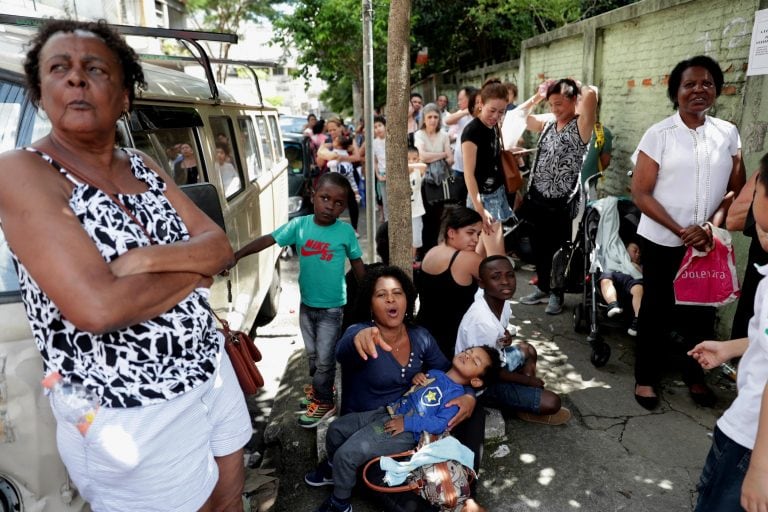 SAO04. SAO PAULO (BRASIL), 17/01/2018.- Decenas de personas hacen fila para adquirir la vacuna contra la fiebre amarilla hoy, miércoles 17 de enero de 2018,en Sao Paulo (Brasil). Brasil ha reforzado las medidas de prevención contra la fiebre amarilla, especialmente en Sao Paulo, donde en algunos municipios se han registrado diversas muertes en los últimos días como consecuencia de dicha enfermedad. Brasil registró 35 casos y 20 muertes confirmadas por fiebre amarilla desde julio de 2017 hasta el 14 de enero de este año, según informó el Ministerio de Salud. EFE/Fernando Bizerra Jr.