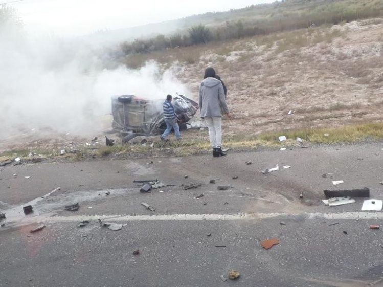 Un auto se partió en dos. Fallecieron tres personas.