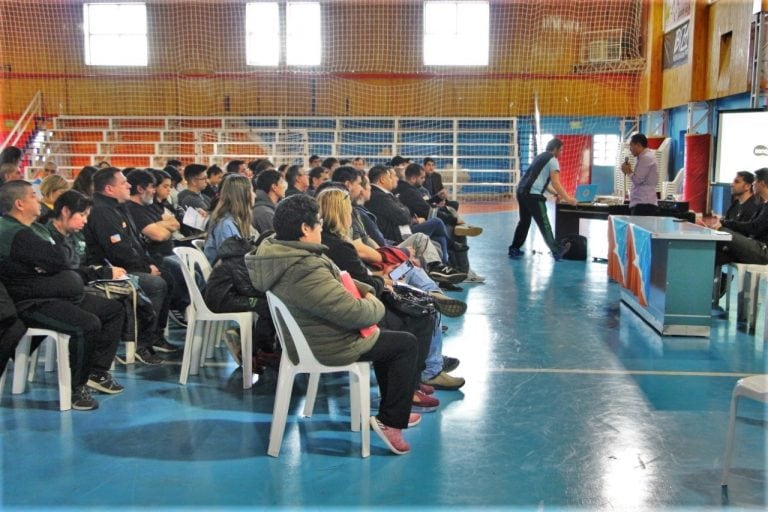 Dirigentes deportivos junto al Secretario de Deporte y Juventud en la 1° reunión del año