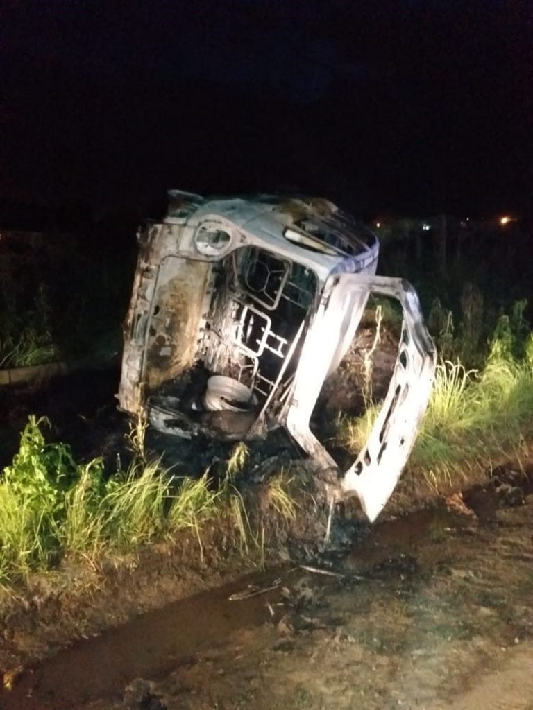 Los cinco ocupantes de la Renault Scénic pudieron abandonar el vehículo justo antes que se desatara el incendio. (Min. Seguridad)