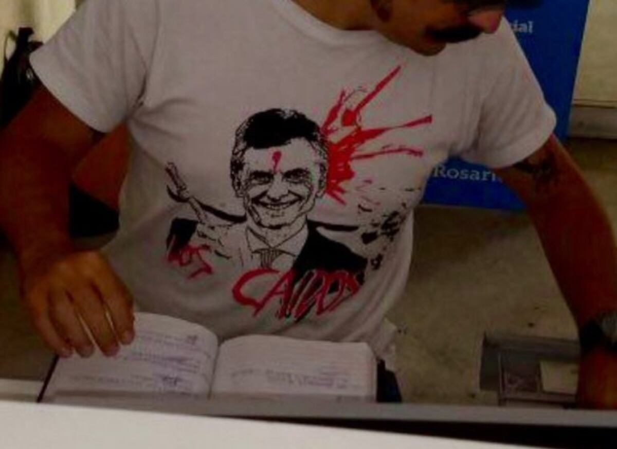 Polémica por un empleado municipal trabajando con una remera que tiene a Macri con un disparo en la cabeza