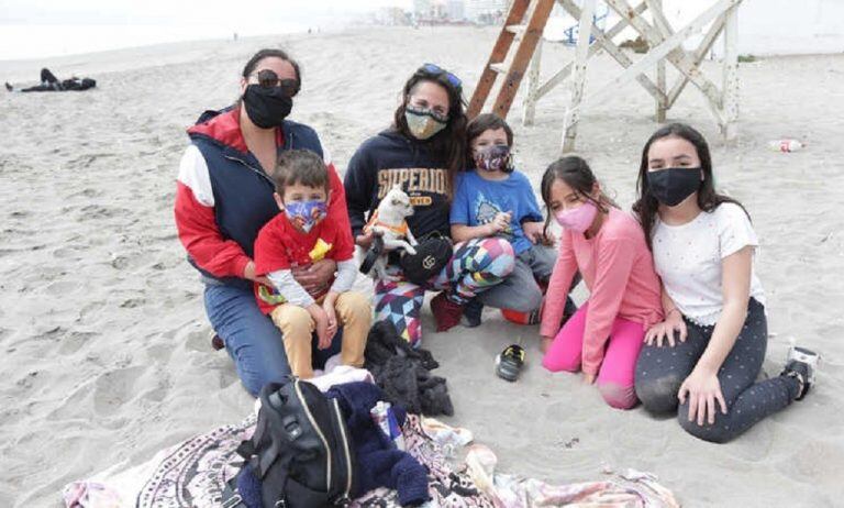 Una familia visita la playa de La Serena durante la pandemia.