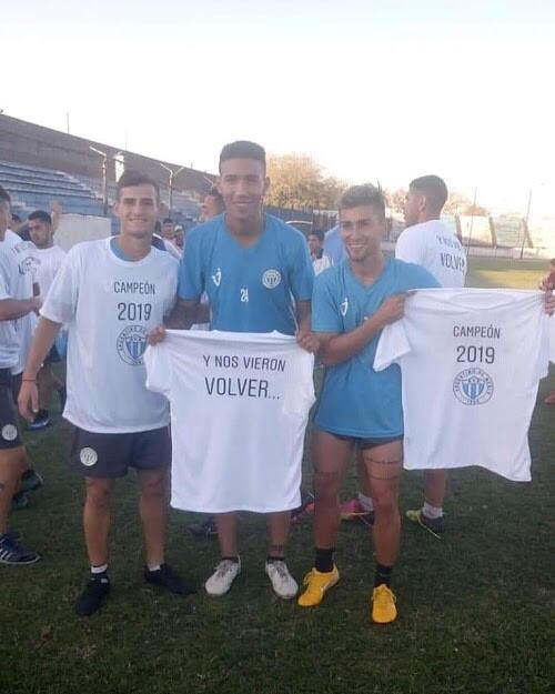 Lucas Bazán festeja el ascenso a la C.