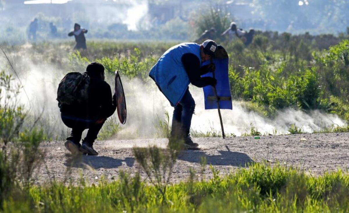 La imagen más dura del desalojo en Guernica: una nena jugando con balas de goma