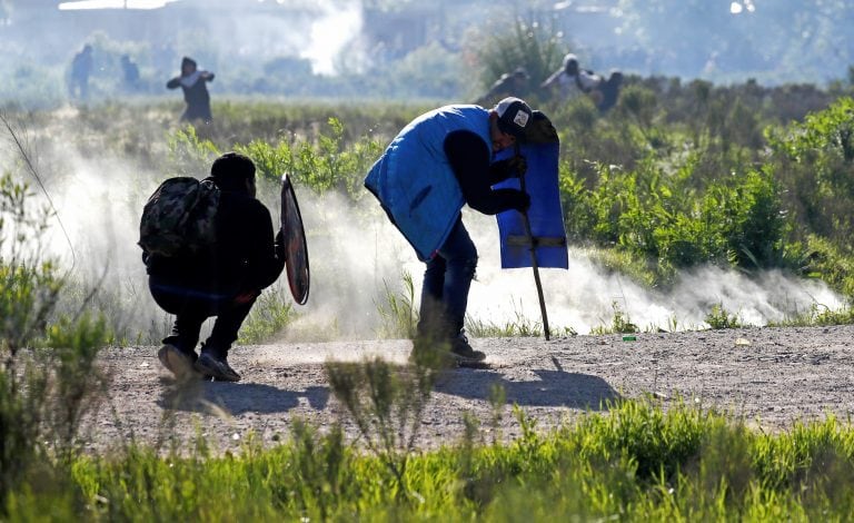 Berni aseguró que los gases fueron tirados por la izquierda (AP Photo/Natacha Pisarenko)