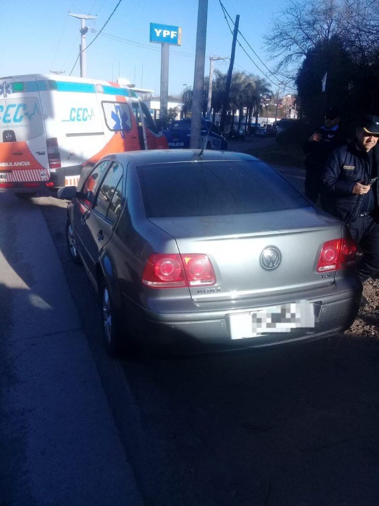 Encuentran a un hombre muerto dentro de su vehículo.