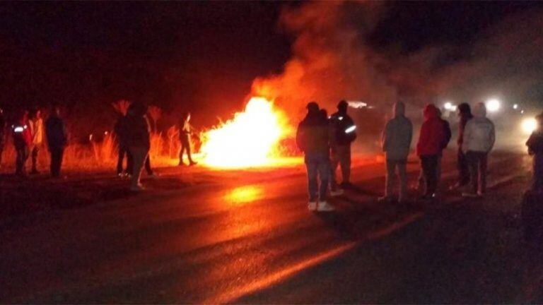 Trabajadores de la UOCRA cortan las rutas 7 y 51. Gentileza Imneuquén.