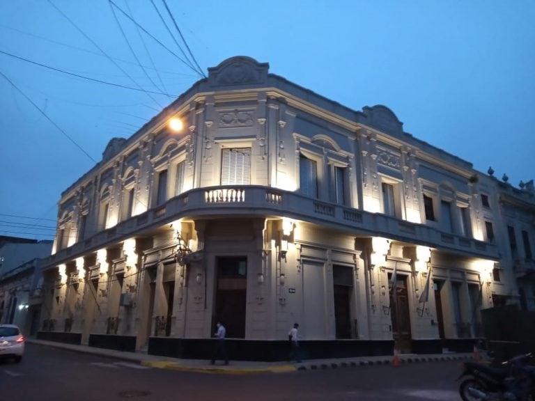 Amanece en Corrientes con el cielo despejado.