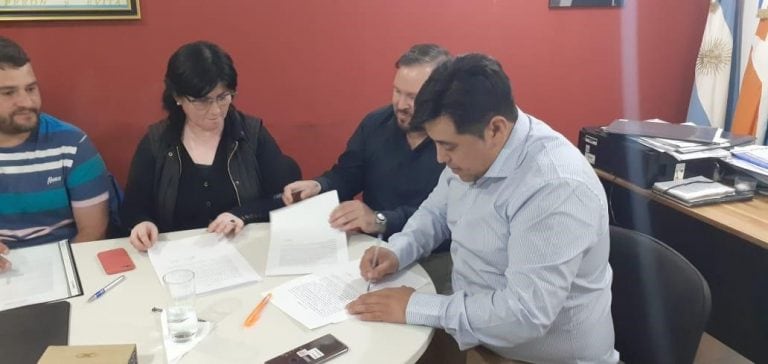 Firma del aumento en la ayuda escolar con ATE.