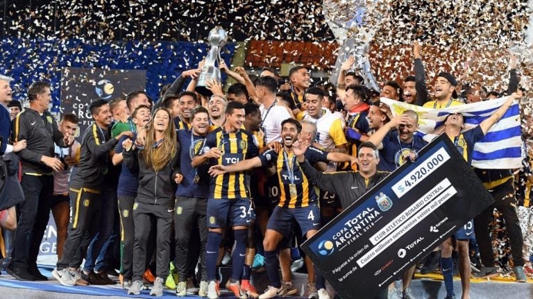 Central festeja el título de la Copa Argentina en el Gigante de Arroyito.