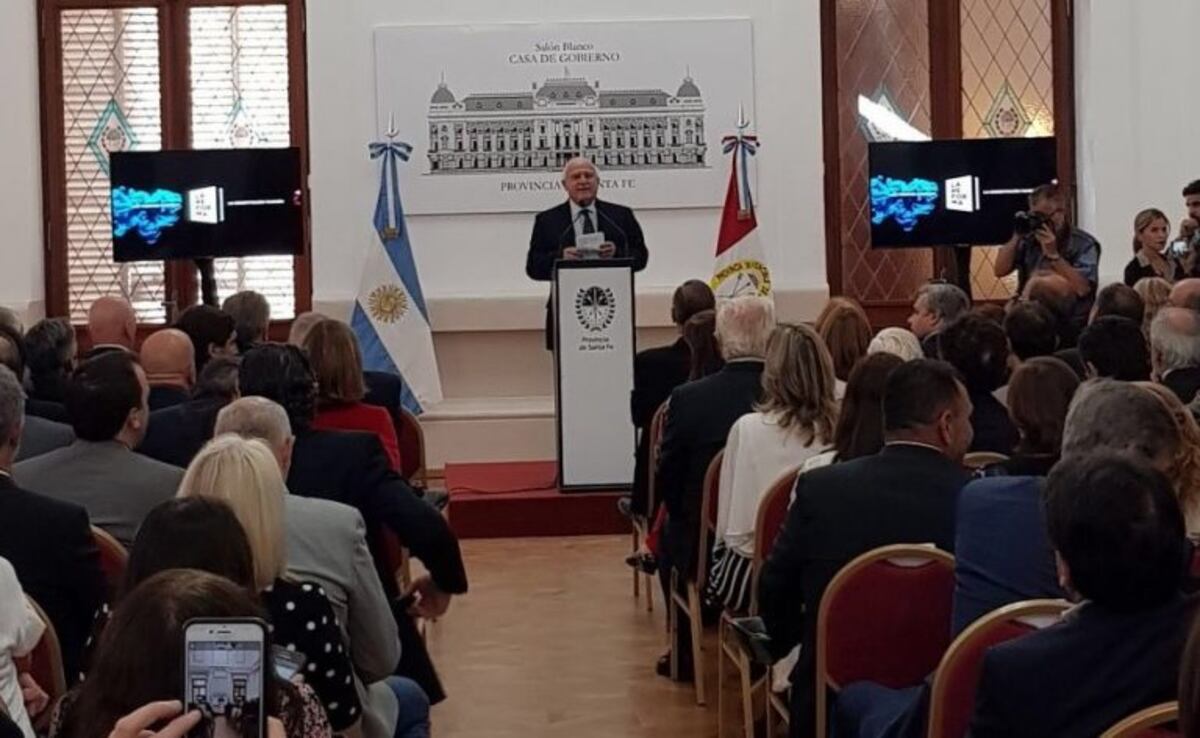 Antes de girarlo a la Legislatura, Lifschitz presentó formalmente el proyecto de reforma constitucional