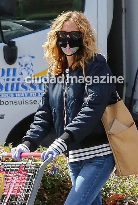 Julia Roberts salió a hacer las compras con barbijo, guantes y anteojos de sol.