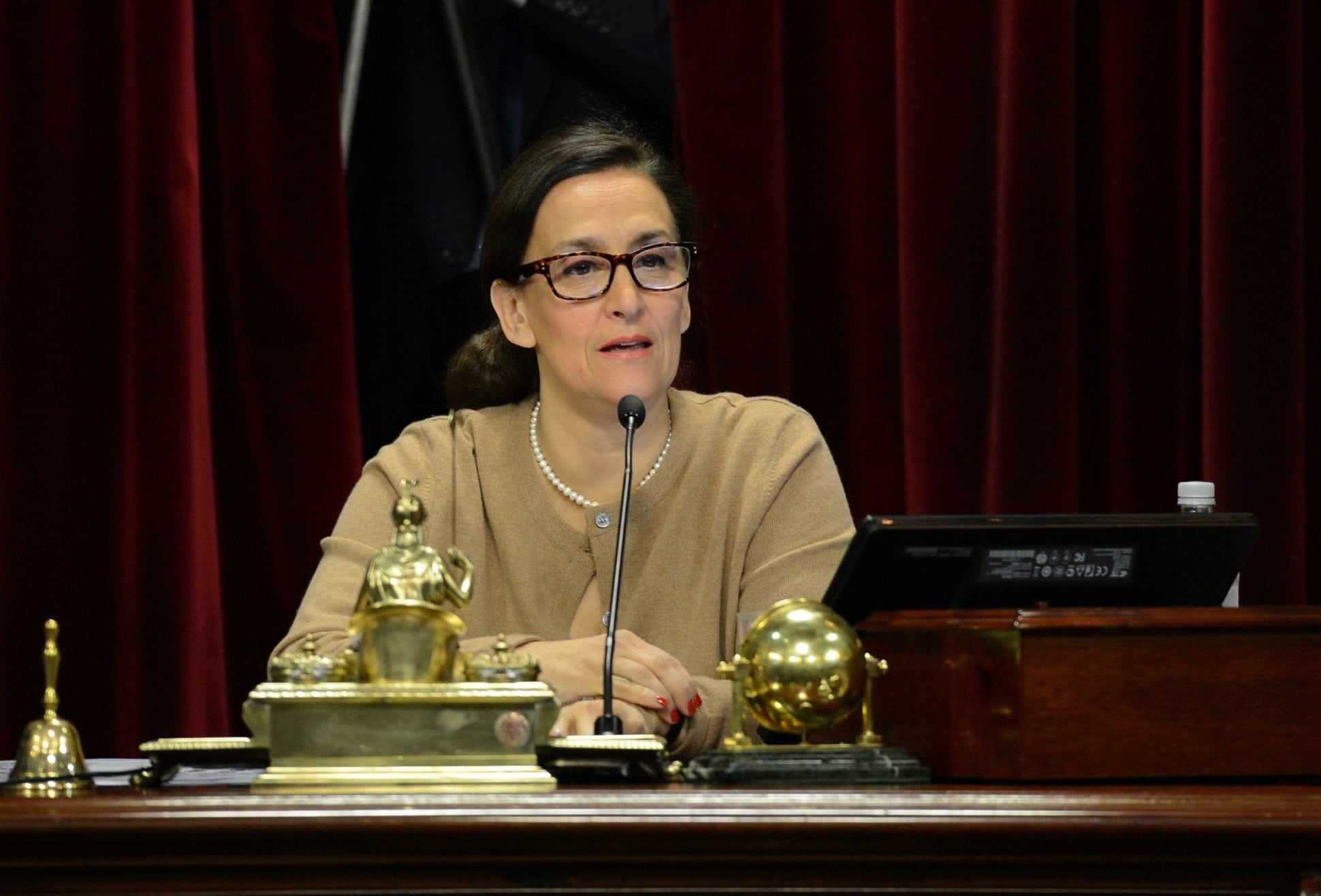 BUENOS AIRES 07/09/2016, LA PRESIDENTE DEL SENADO GABRIELA MICHETTI DURANTE LA SESIÓN DEL DÍA DE LA FECHA. CONGRESO DE LA NACIÓN 7 DE SEPTIEMBRE DE 2016. FOTO:DYN/SENADO.rnAvanza la reducción de comisiones para las operaciones con tarjetasrnProyecto oficialrnrnTuvo media sanción en la Cámara alta. El proyecto propone reducirlas del 3 al 1,5% para las de crédito y a 0 para débito. buenos aires gabriela michetti debate camara alta senado nacional debate proyecto ley acceso informacion comisiones tarjetas credito senadores debate