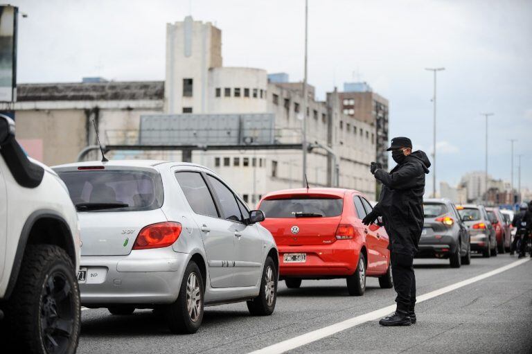 Fuerte aumento del tráfico vehicular. (Clarín)