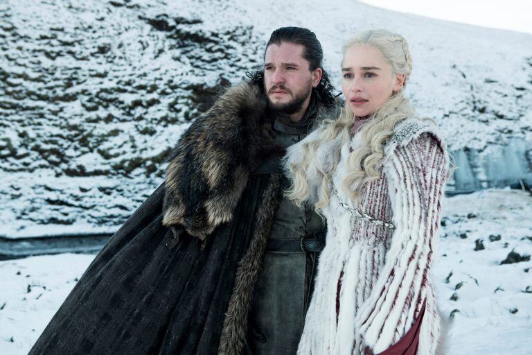 Kit Harington quien hace de Jon Snow junto a Emilia Clarke que interpreta a Daenerys Targaryen en una escena de "Game of Thrones" (HBO vía AP)