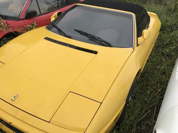 Modelos de Ferrari abandonados en un campo. (Silodrome).