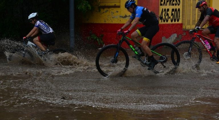 Los ciclistas, todo terreno para cruzar las calles.