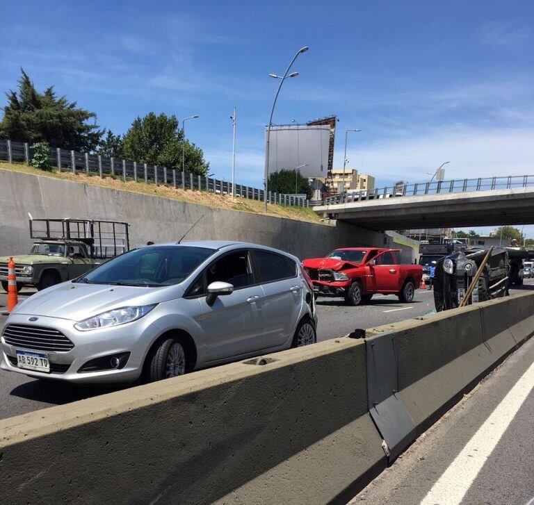 Choque múltiple y vuelco en General Paz y avenida San Martín.