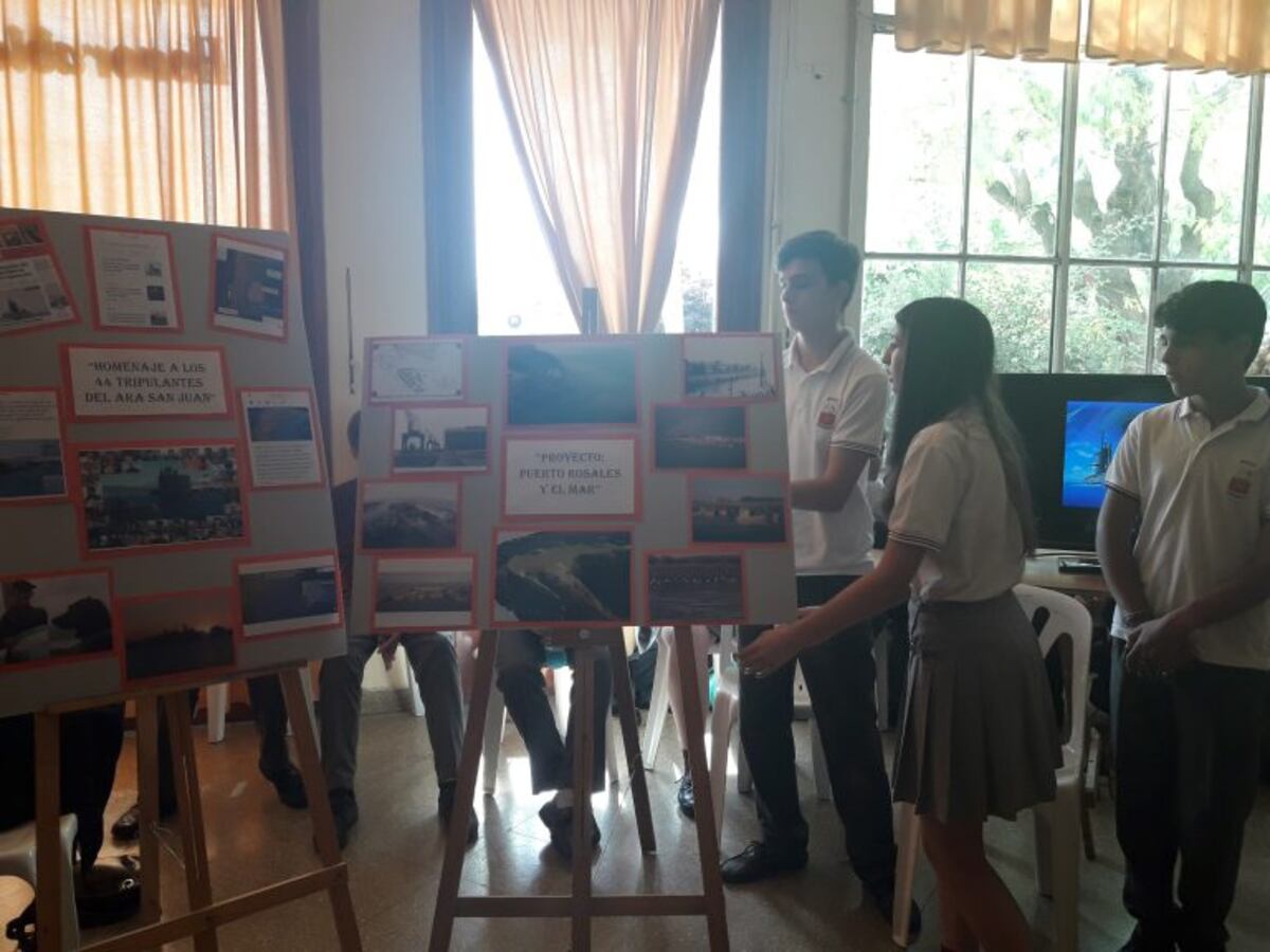 Secundarias realizaron reconocimiento a los 44 tripulantes del San Juan