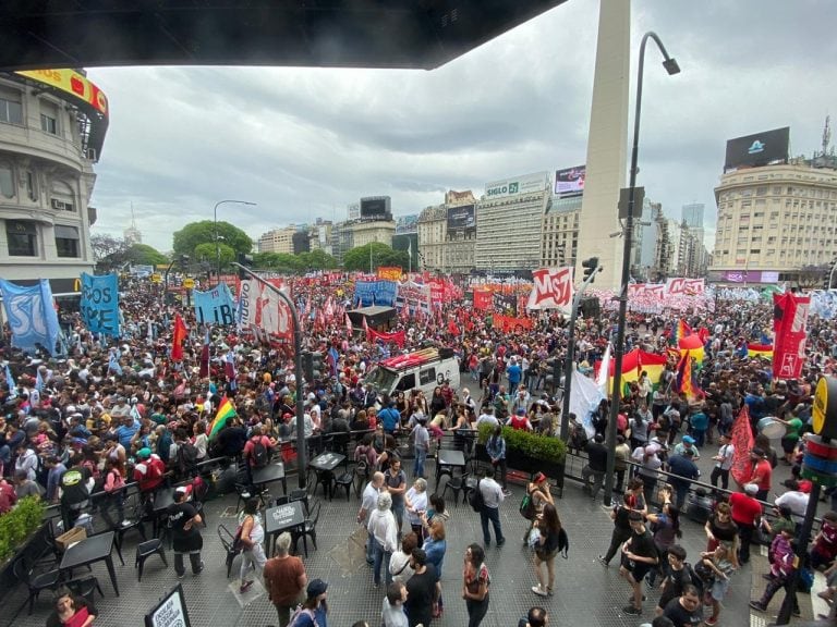 Marcha a favor de Evo Morales en el Obelisco. (Clarín)