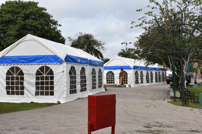 Los stands preparados para recibir a los visitantes. Más de 50 emprendedores mostrarán su trabajo. (Foto: Subsecretaría de Prensa de la provincia de Formosa)