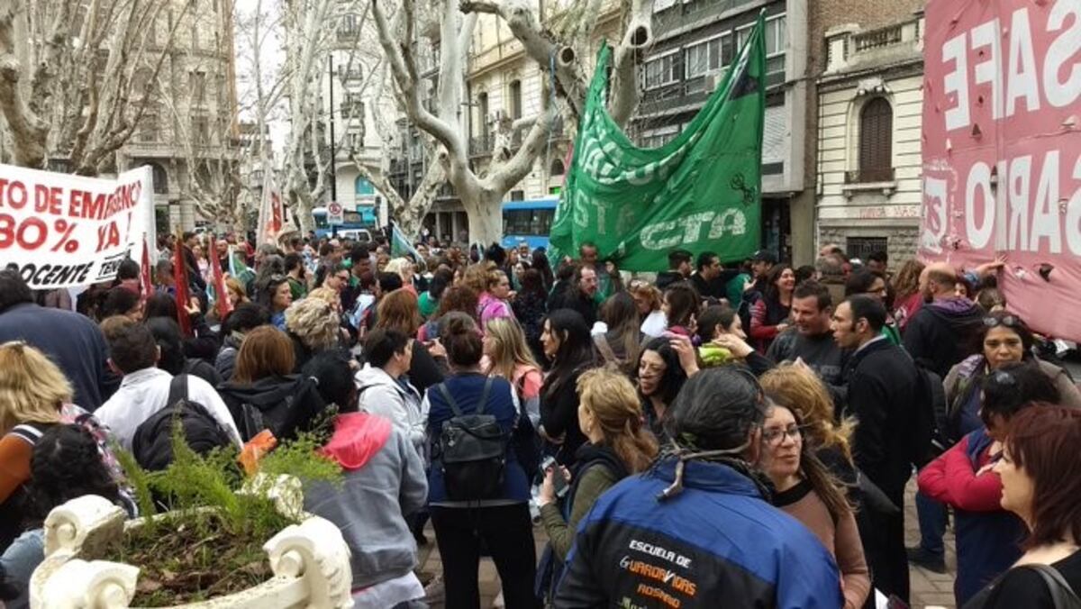 Docentes y estatales se movilizaron por la cláusula gatillo: "Los trabajadores no llegamos a fin de mes"