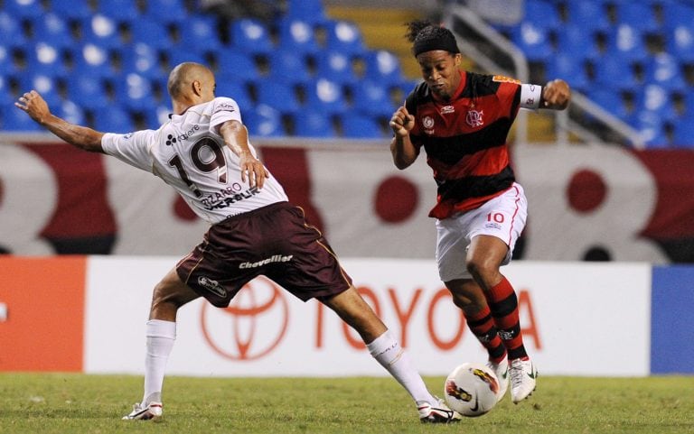 Brazilian Flamengo's player Ronaldinho Gaucho (R) vies for the ball with Guido Pizarro of Argentina's Lanus during their Copa Libertadores football match at the Joao Havelange stadium in Rio de Janeiro, Brazil on April 12, 2012. Flamengo won by 3-0.   AFP PHOTO /VANDERLEI ALMEIDA
 brasil rio de janeiro Ronaldinho futbol copa libertadores 2012 partido Flamengo vs lanus