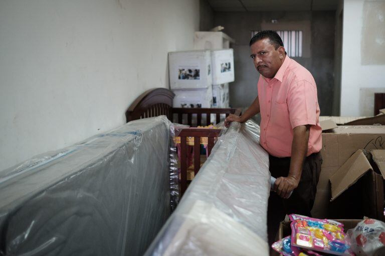 "Santa Claus Nica", no solo reparte juguetes a los niños, en la foto muestra una cama que entregaría a una persona que la necesite. (EFE/Alberto González).