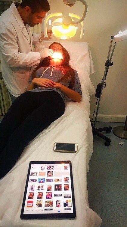 Natacha en el dentista con su iPad