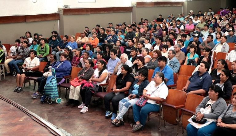 En el Cine Teatro Altos Hornos Zapla se realizó la presentación y sorteo de espacios del “Predio Único de Feria” , la participación de 673 inscriptos.