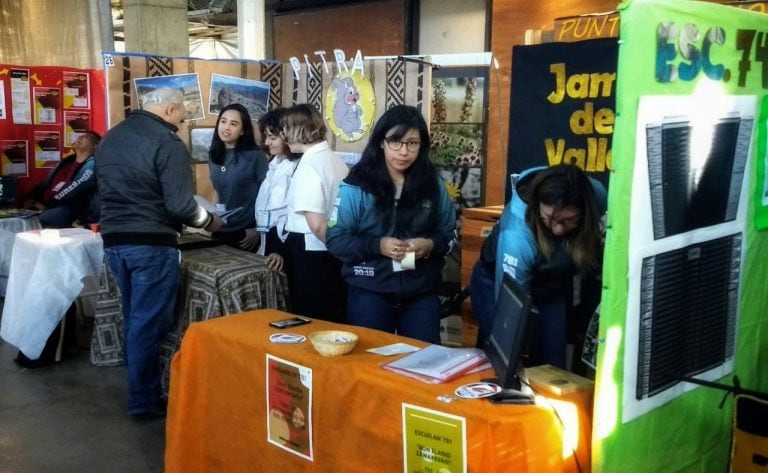 Jovenes en muestra provincial de emprendedores.