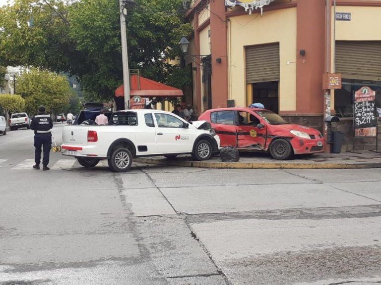 Fuerte choque en pleno centro salteño