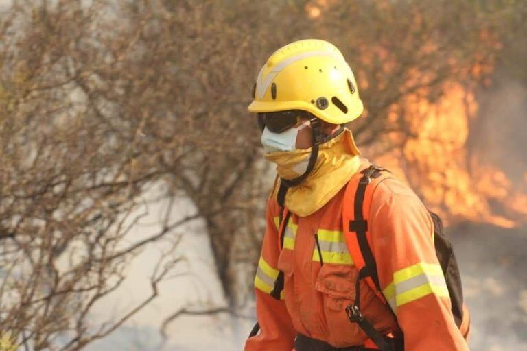 Bomberos de Arroyito luchando en la Sierras de Córdoba