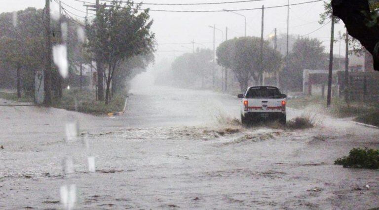 La intensa lluvia anegó las calles de Guatraché (Omar Gette)