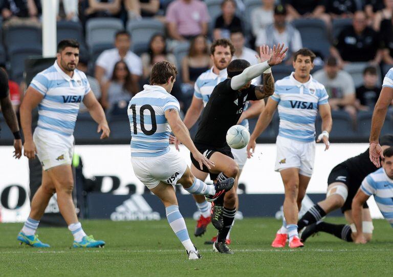 Nicolás Sánchez  se vistió de Hugo Porta. (AP Photo/Rick Rycroft)