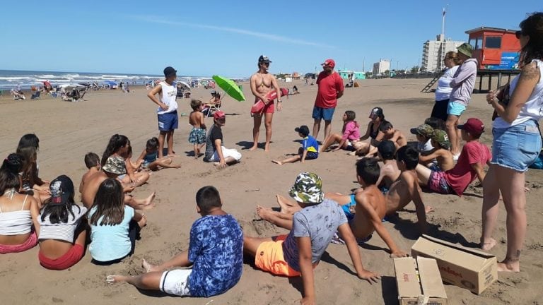 Niños del programa  "Puentes en la Infancia" en Claromecó