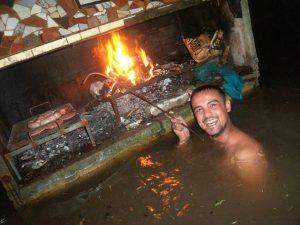 En medio del agua, se armaron un asado y la foto se viralizó.